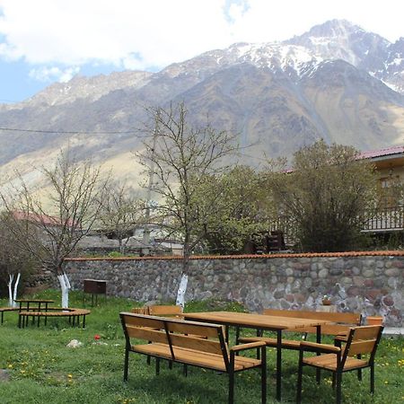 Golden Star Kazbegi Hotell Exteriör bild